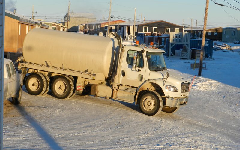 Emergency vacuum truck pumping sewage